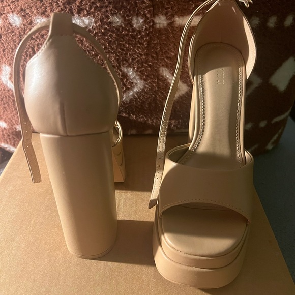 Elegant Beige Platform Heels - Picture 3 of 4